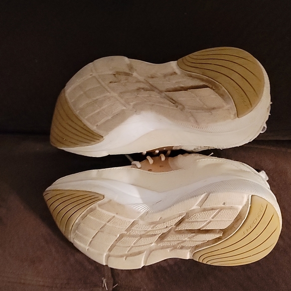 Sketchers cute work shoes non skid - Picture 3 of 3